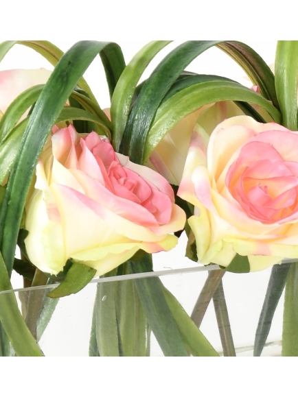Composition verrerie avec roses artificielles