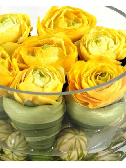 Verrerie avec fleurs renoncules artificielles